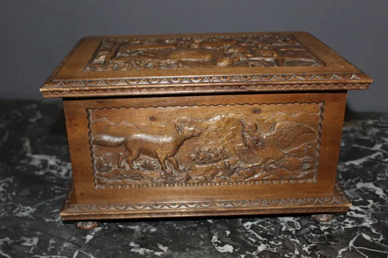 Coffret en noyer à décor d'animaux vers 1900