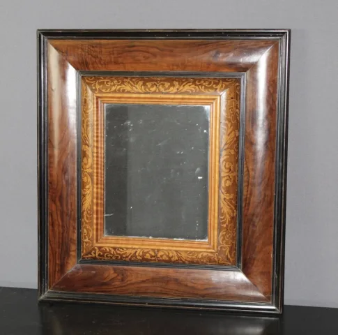 Miroir Louis XIII en noyer et marqueterie de bois clair XVII