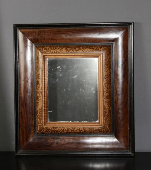 Miroir Louis XIII en noyer et marqueterie de bois clair XVII
