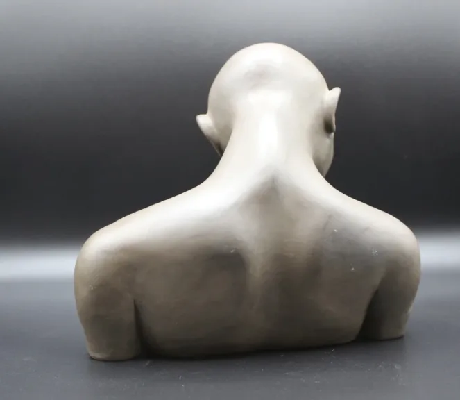 Sculpture en terre cuite buste de femme aux seins nus vers 1980
