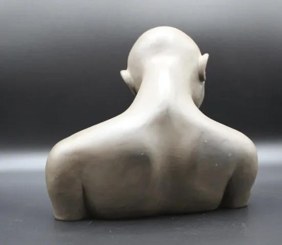 陶器の胸像