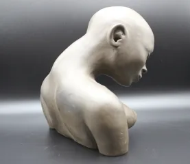 Sculpture en terre cuite buste de femme aux seins nus vers 1980