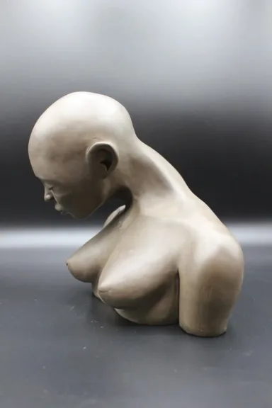 Sculpture en terre cuite buste de femme aux seins nus vers 1980