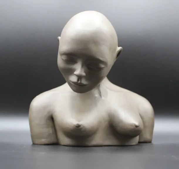 Sculpture en terre cuite buste de femme aux seins nus vers 1980