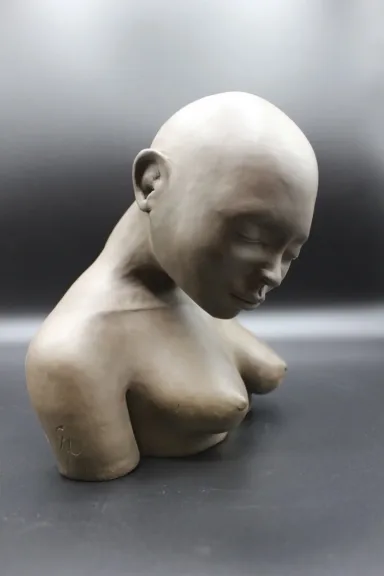 Sculpture en terre cuite buste de femme aux seins nus vers 1980