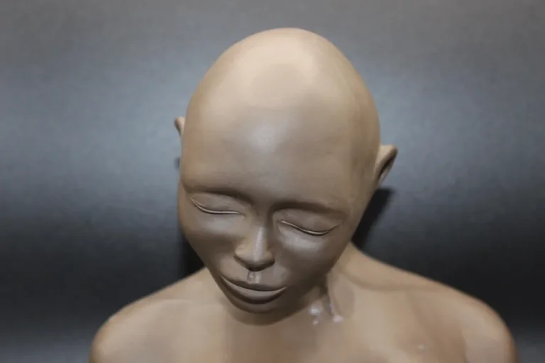 Sculpture en terre cuite buste de femme aux seins nus vers 1980