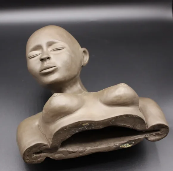 Sculpture en terre cuite buste de femme aux seins nus vers 1980