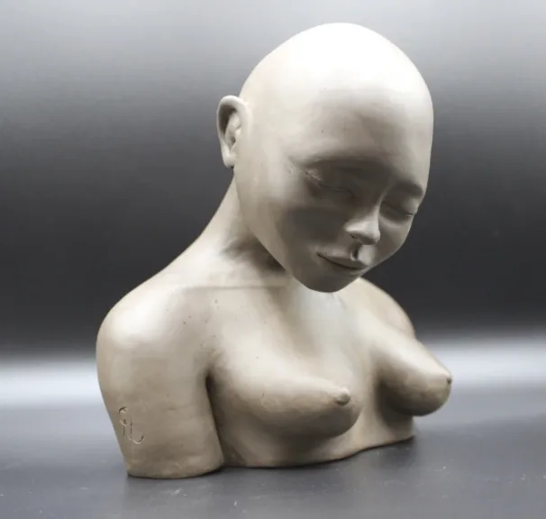 Sculpture en terre cuite buste de femme aux seins nus vers 1980