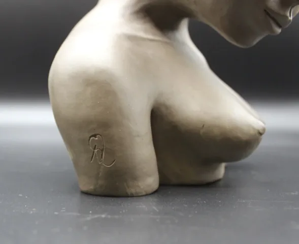 陶器の胸像