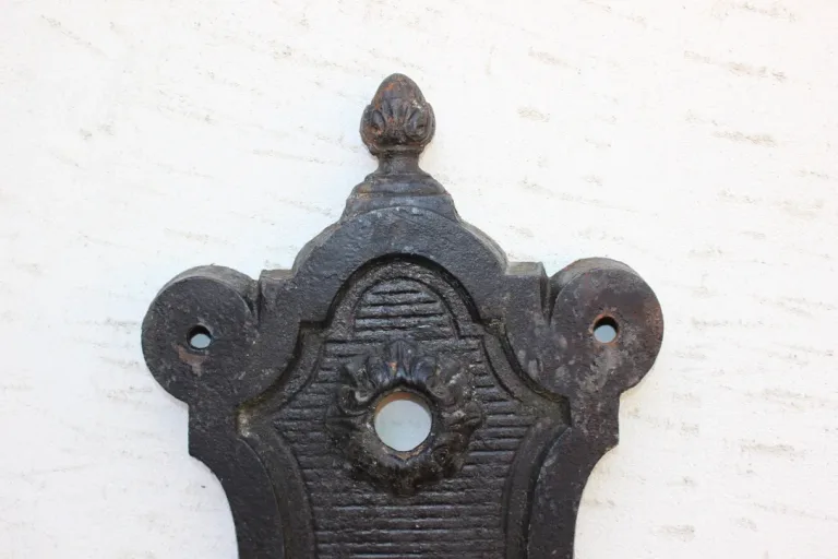 Fontaine d'applique en fonte fin XIX