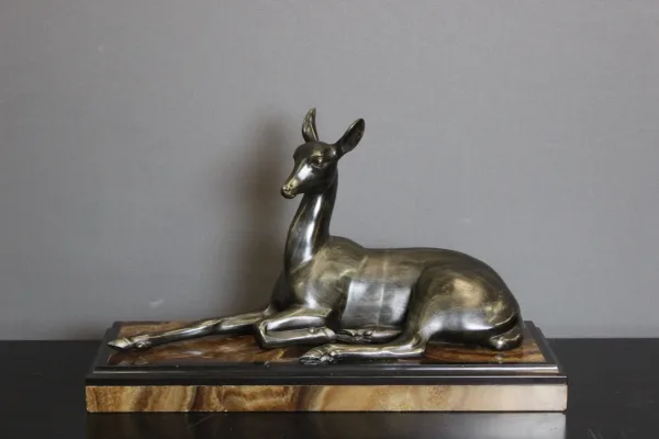 Sculpture Art Déco Représentant Une Antilope Couchée Par Irénée Rochard