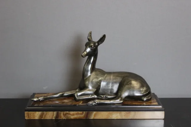 Sculpture Art Déco Représentant Une Antilope Couchée Par Irénée Rochard