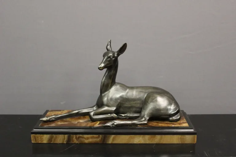 Sculpture Art Déco Représentant Une Antilope Couchée Par Irénée Rochard