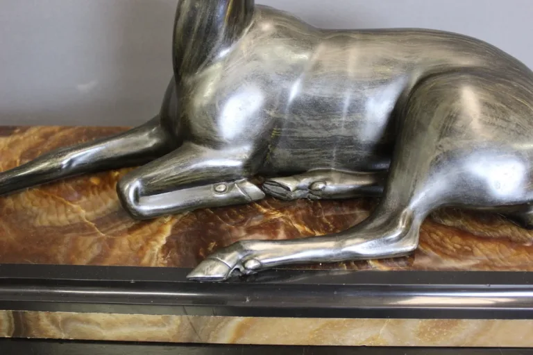 Sculpture Art Déco Représentant Une Antilope Couchée Par Irénée Rochard