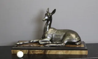 Sculpture Art Déco Représentant Une Antilope Couchée Par Irénée Rochard