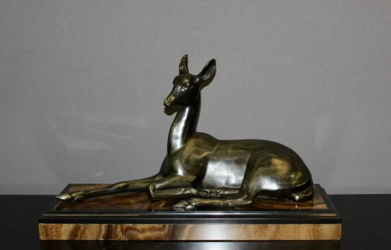 Sculpture Art Déco Représentant Une Antilope Couchée Par Irénée Rochard