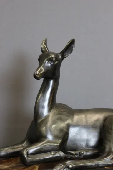 Sculpture Art Déco Représentant Une Antilope Couchée Par Irénée Rochard