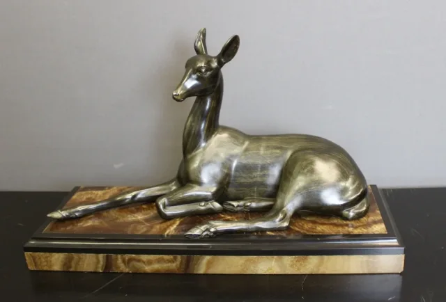 Sculpture Art Déco Représentant Une Antilope Couchée Par Irénée Rochard