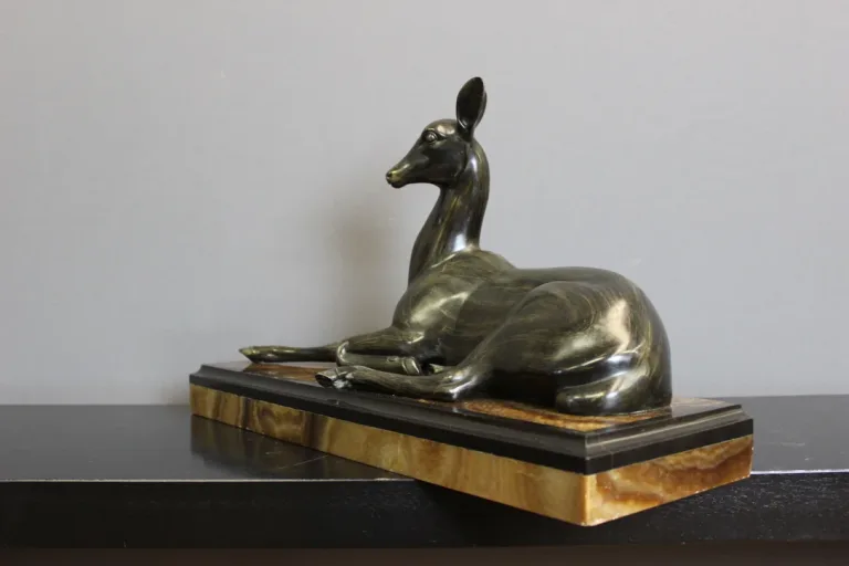Sculpture Art Déco Représentant Une Antilope Couchée Par Irénée Rochard