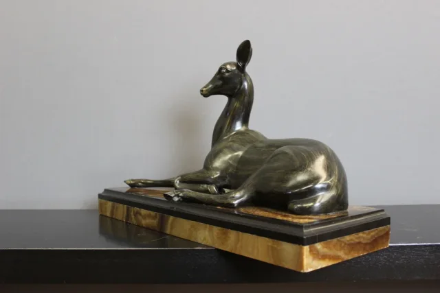 Sculpture Art Déco Représentant Une Antilope Couchée Par Irénée Rochard