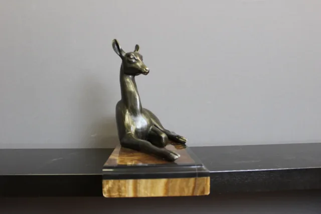 Sculpture Art Déco Représentant Une Antilope Couchée Par Irénée Rochard