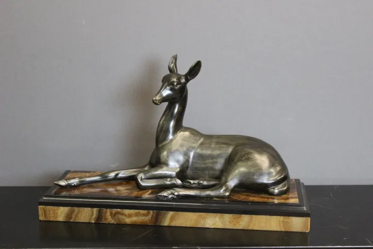 Sculpture Art Déco Représentant Une Antilope Couchée Par Irénée Rochard
