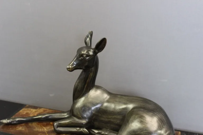 Sculpture Art Déco Représentant Une Antilope Couchée Par Irénée Rochard