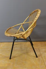 籐のテーブルと椅子