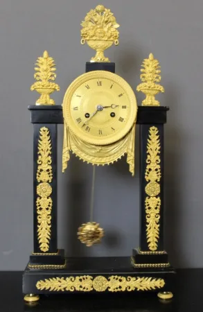 Pendule portique d'époque Restauration en marbre noir et bronze doré début XIX