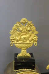 Pendule portique d'époque Restauration en marbre noir et bronze doré début XIX