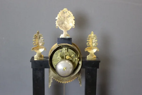 Pendule portique d'époque Restauration en marbre noir et bronze doré début XIX
