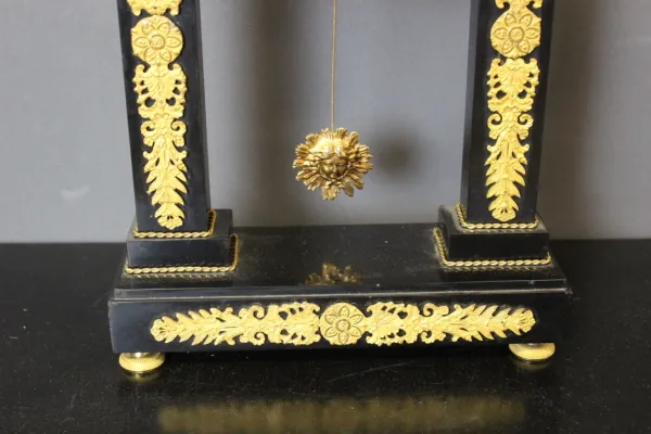Pendule portique d'époque Restauration en marbre noir et bronze doré début XIX