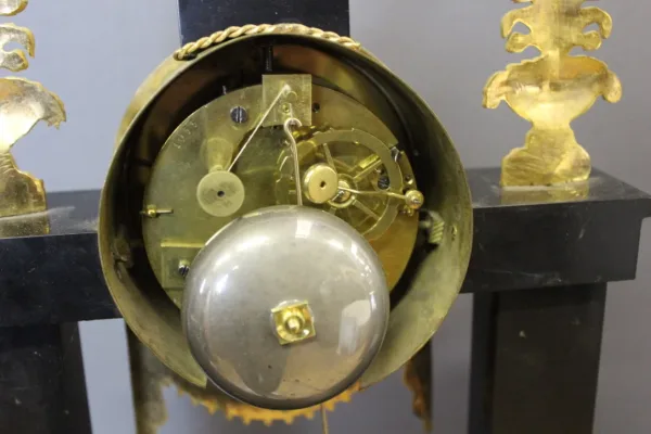 Pendule portique d'époque Restauration en marbre noir et bronze doré début XIX