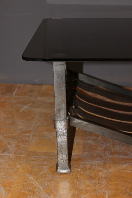 Table basse en fer forgé et cuir vers 1970