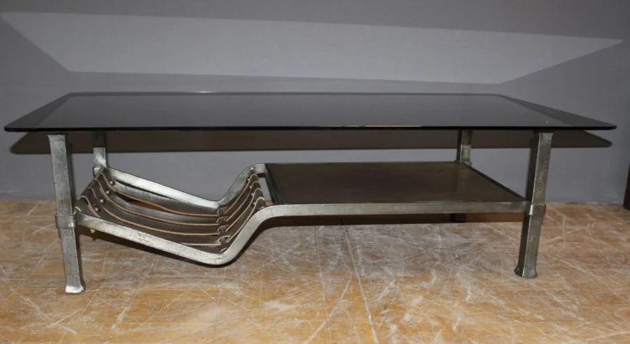 Table basse en fer forgé et cuir vers 1970