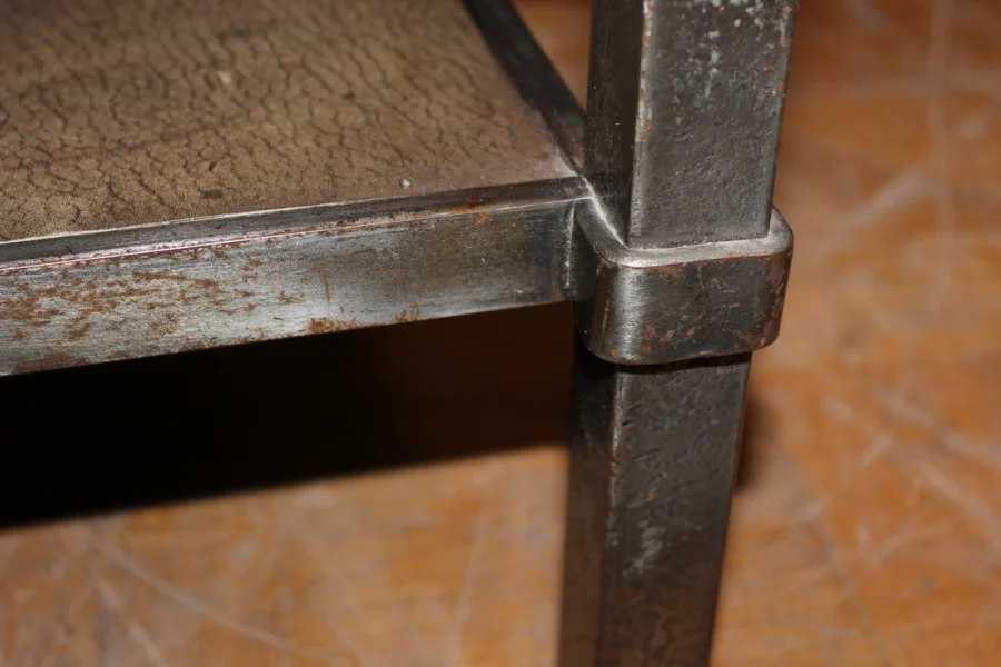 Table basse en fer forgé et cuir vers 1970