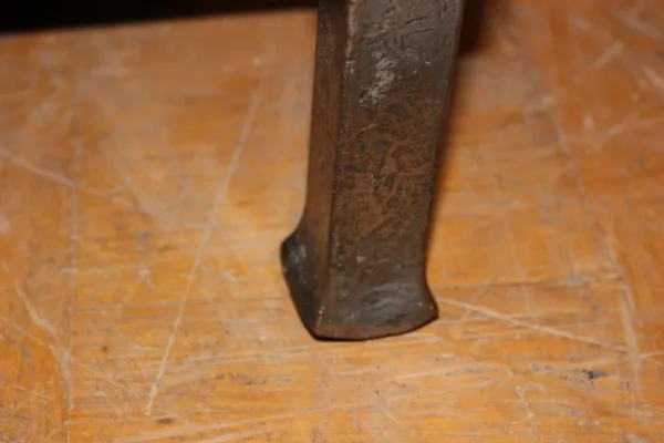 Table basse en fer forgé et cuir vers 1970