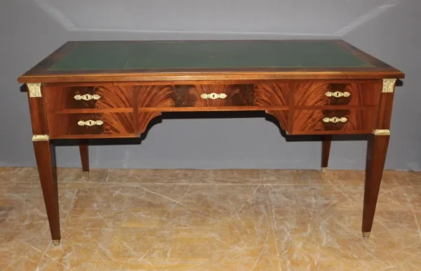 Grand Bureau Plat De Style Restauration En Acajou XX