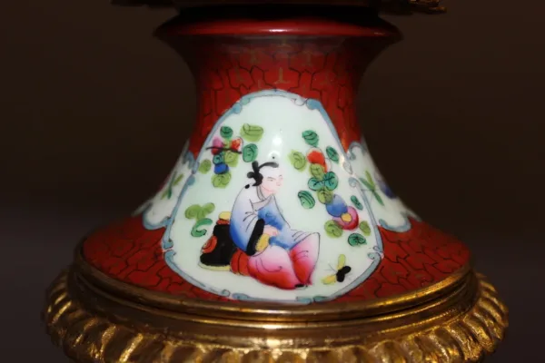 Paire De Lampes En Porcelaine à Décor Chinois Et Monture Bronze Doré Fin XIX