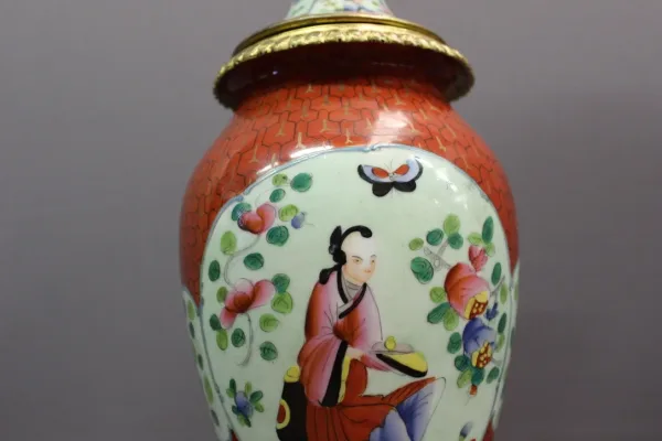 Paire De Lampes En Porcelaine à Décor Chinois Et Monture Bronze Doré Fin XIX