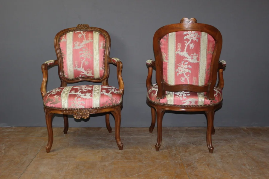 Paire De Fauteuils Lyonnais XVIII En Noyer Transition