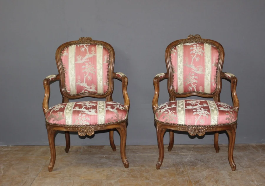 Paire De Fauteuils Lyonnais XVIII En Noyer Transition