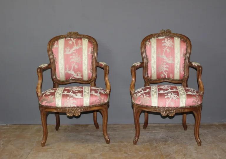 Paire De Fauteuils Lyonnais XVIII En Noyer Transition