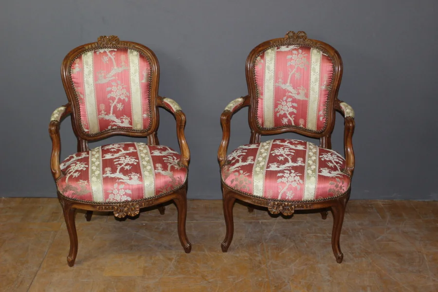 Paire De Fauteuils Lyonnais XVIII En Noyer Transition