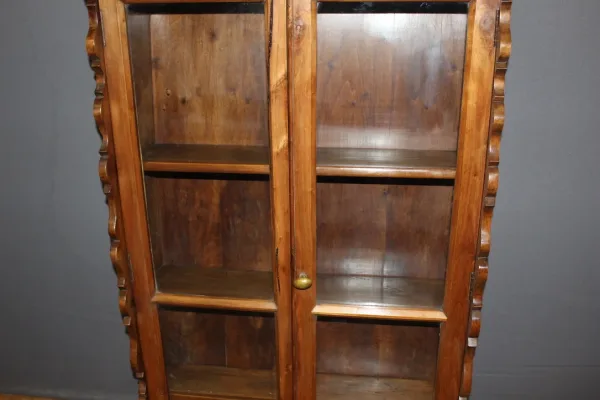 Vitrine en noyer XIX