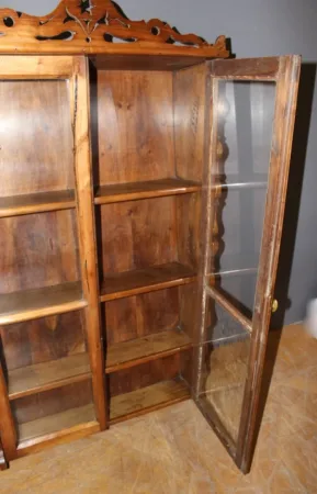 Vitrine en noyer XIX