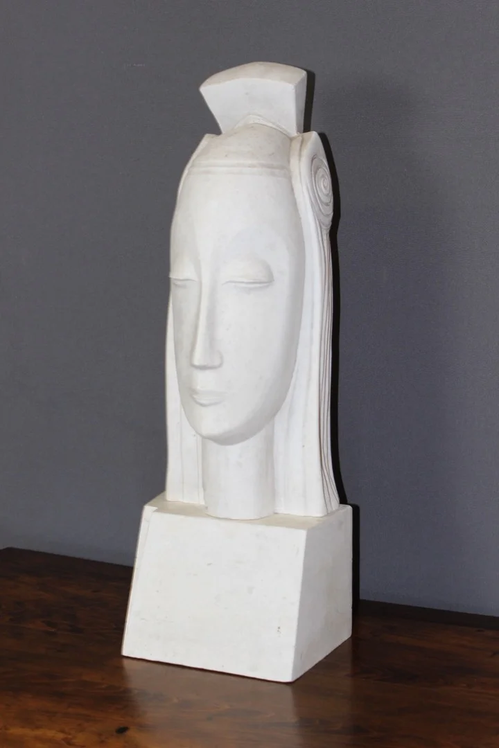 Sculpture Art Déco En Plâtre Représentant Une Tête De Femme Dans Le Goût De Gustave Miklos