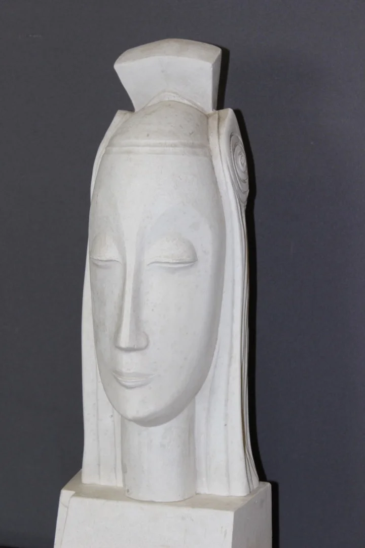 Sculpture Art Déco En Plâtre Représentant Une Tête De Femme Dans Le Goût De Gustave Miklos