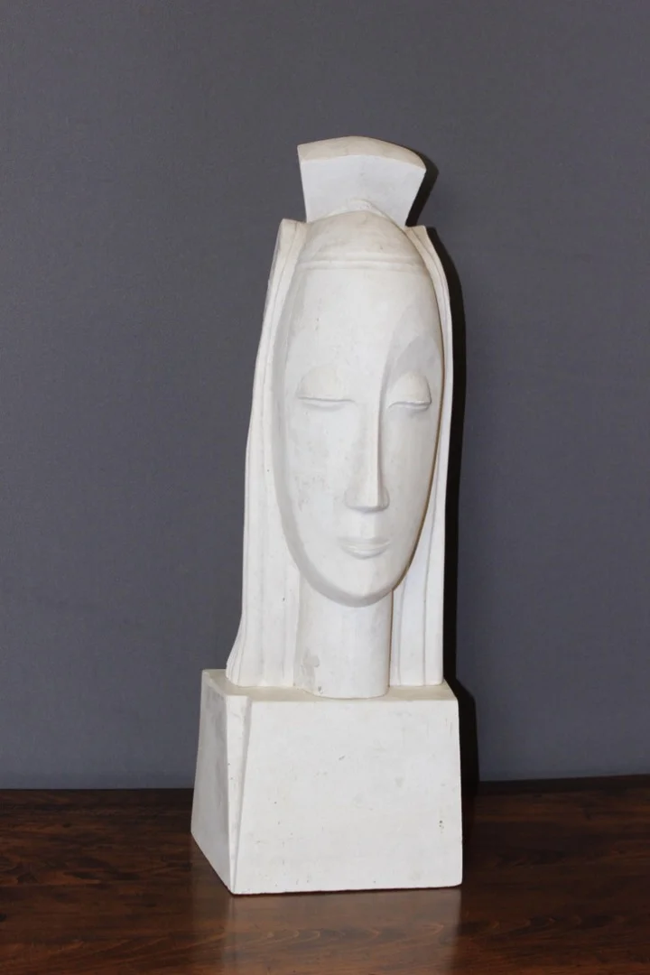Sculpture Art Déco En Plâtre Représentant Une Tête De Femme Dans Le Goût De Gustave Miklos