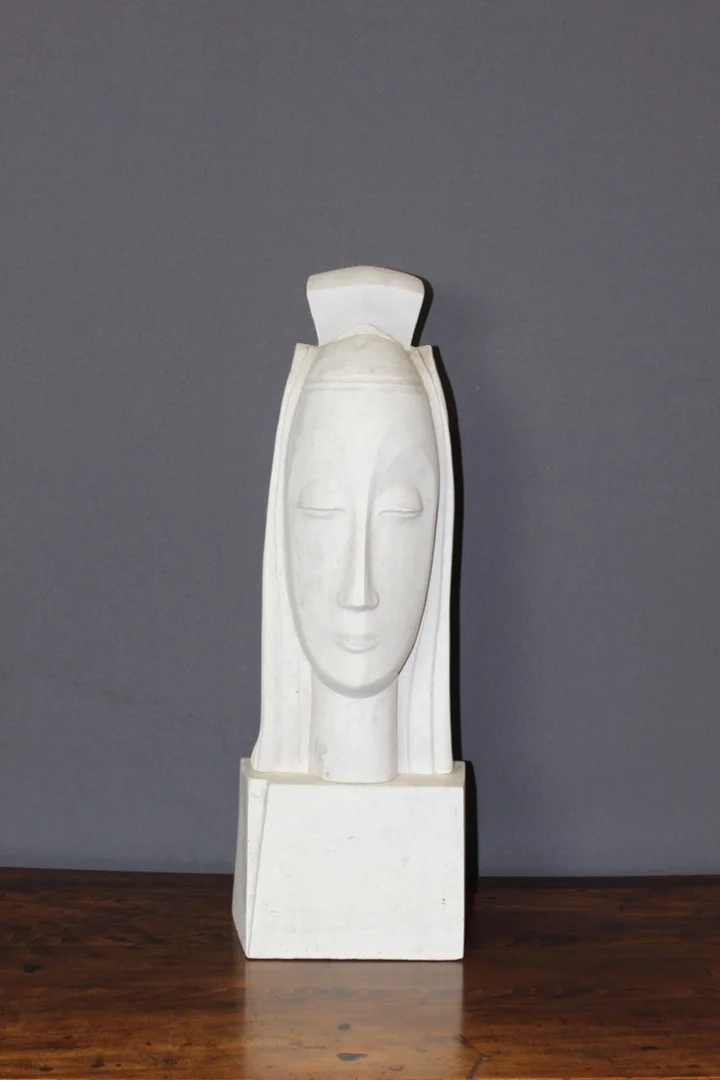 Sculpture Art Déco En Plâtre Représentant Une Tête De Femme Dans Le Goût De Gustave Miklos